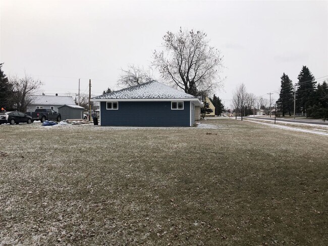 Building Photo - 3 br, 1 bath House - 1630 Hill Ave