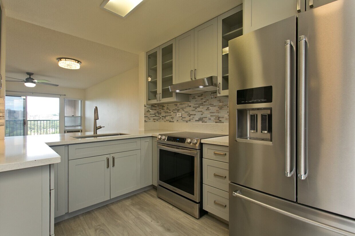 Primary Photo - BEAUTIFUL UPGRADED 2 BED 2 BA 2 PARKING UN...