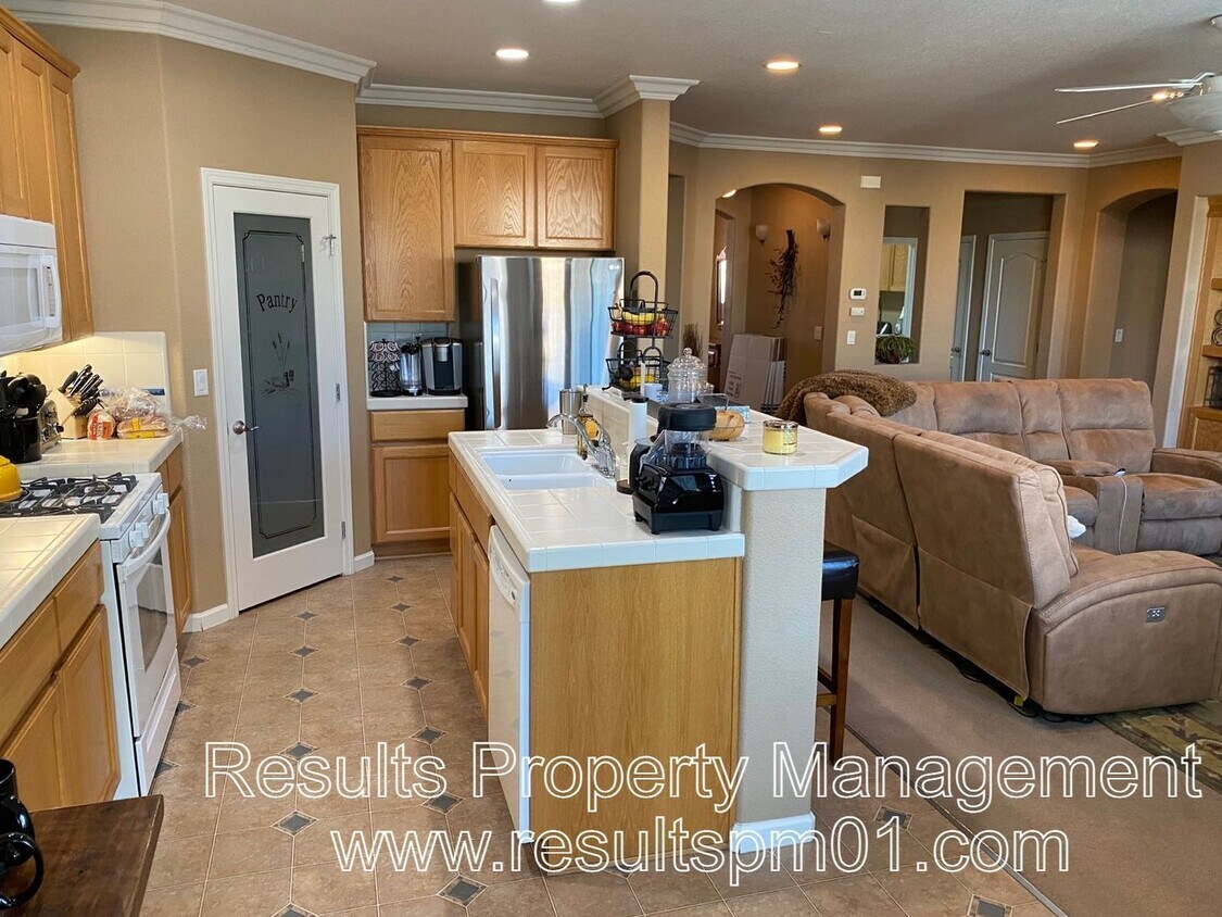 Foto del edificio - Lincoln 3 Bed 2 Bath Single Story Gem!