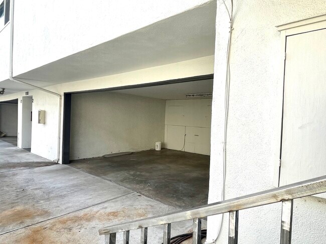 Foto del edificio - 112 S Grand Oaks Ave