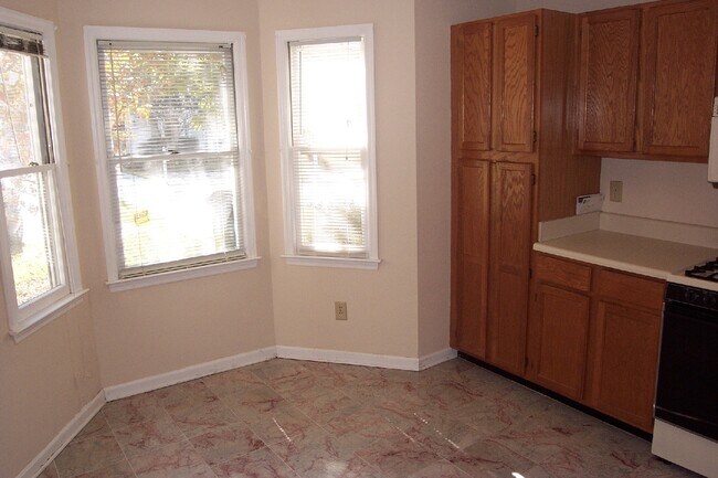 Kitchen - 1006 Kennesborough Rd NW