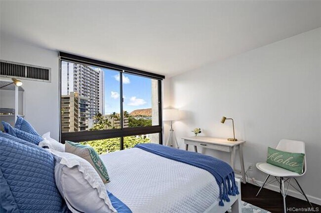 Foto del edificio - 1 bedroom, den with murphy bed, 1 cov parking, tropical grounds with pool, tennis courts +++++++