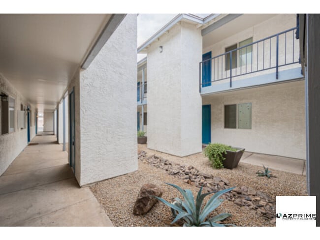 Building Photo - FREE FIRST MONTH'S RENT MOVE IN SPECIAL! Charming 1/1 Apartment in a Prime Phoenix Location - Lower-