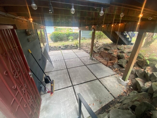 Building Photo - 3845 NE 95th St
