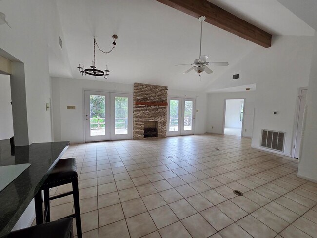 Foto del edificio - 335 Goat Creek Cutoff Rd W