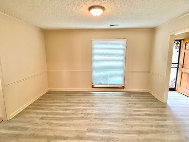 Building Photo - 3 bedroom/2bath 38125