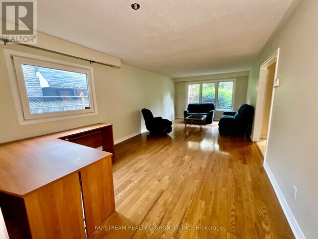 Building Photo - 45 Emmeloord Crescent