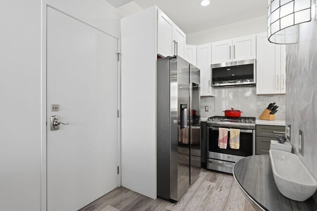 Building Photo - Furnished 2 bedroom