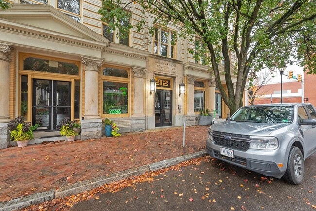 Building Photo - 212 E Clay St