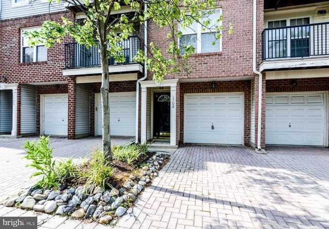 Building Photo - 1708 Silver Bell Cir