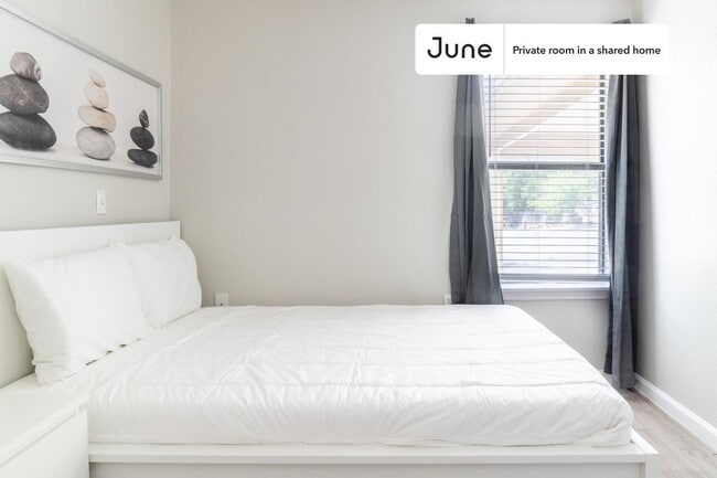 Building Photo - Private bedroom in 3 bed/2 bath Home