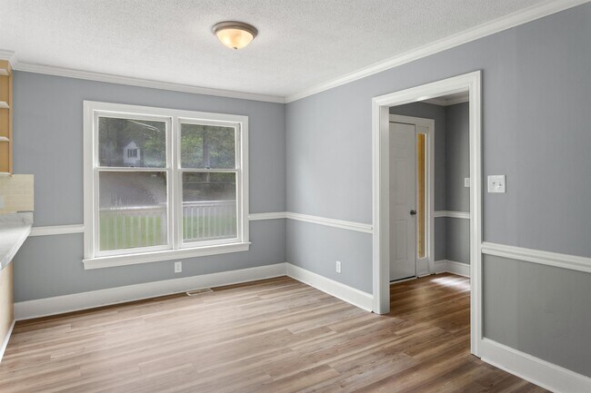 Building Photo - 1301 Roundtree Dr