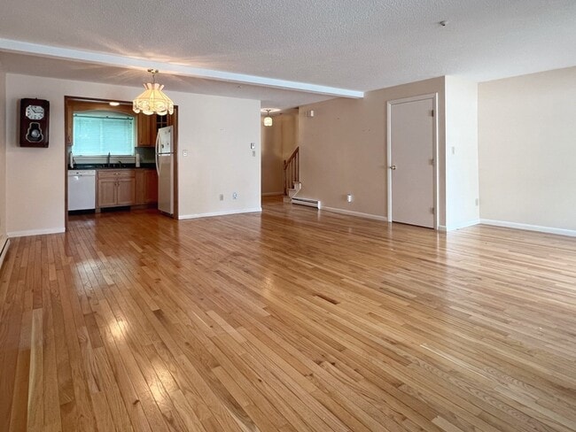 Building Photo - 48 Floral St