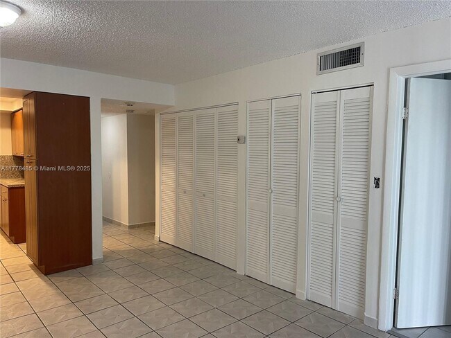 Foto del edificio - 2744 W 60th St