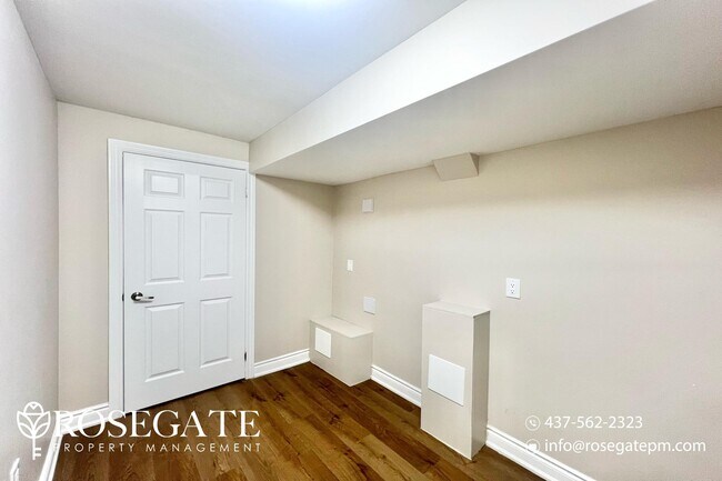 Photo du bâtiment - Modern 2-Bedroom Lower Unit in Northwest L...
