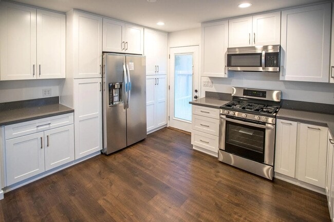 Building Photo - 2207 E Daily Dr