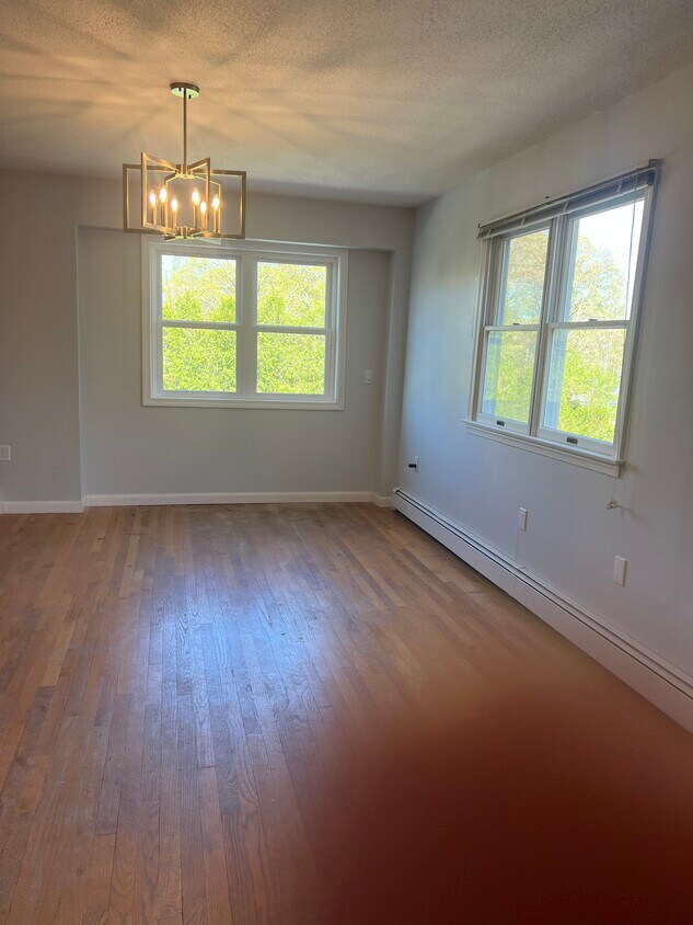 Dining room/dining area - 5 Boiling Spring Ave