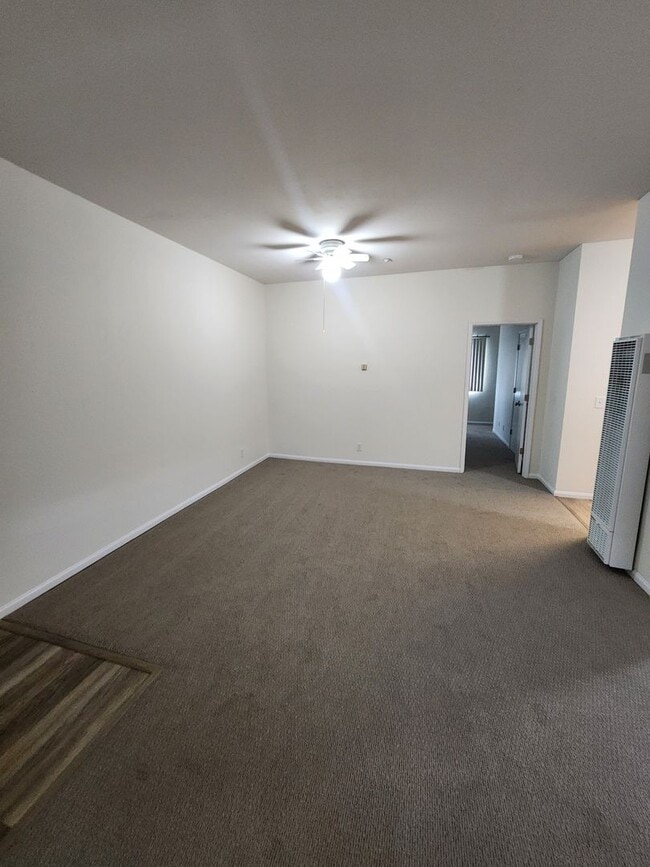 Building Photo - Spacious 1 Bed, 1 Bath Apartment with Priv...