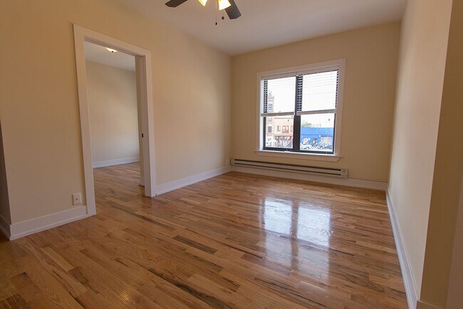 Building Photo - 909 W Cornelia Ave