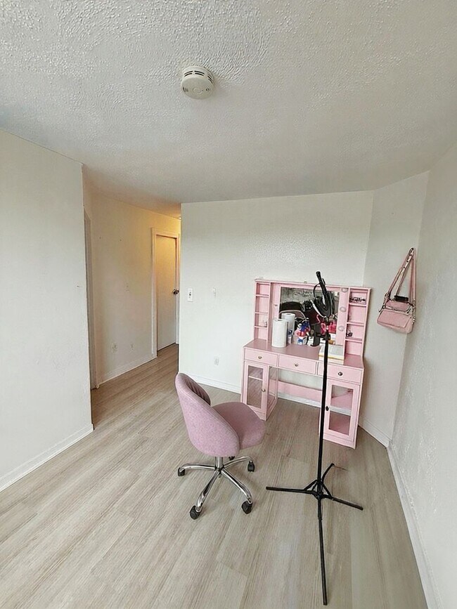 Building Photo - Desirable Apartment in Allston