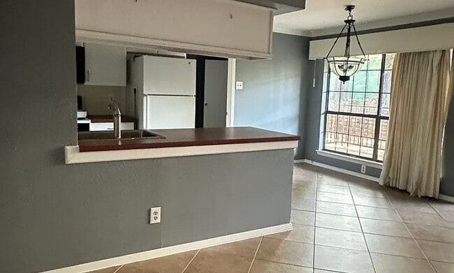 Building Photo - Room in Condo on Wedglea Dr