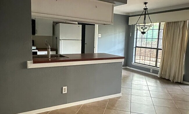 Foto del edificio - Room in Condo on Wedglea Dr