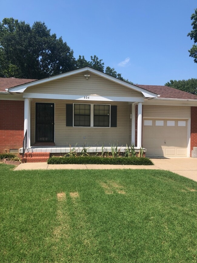 Foto del edificio - Questions call Peggy Goodman 501 676 1758