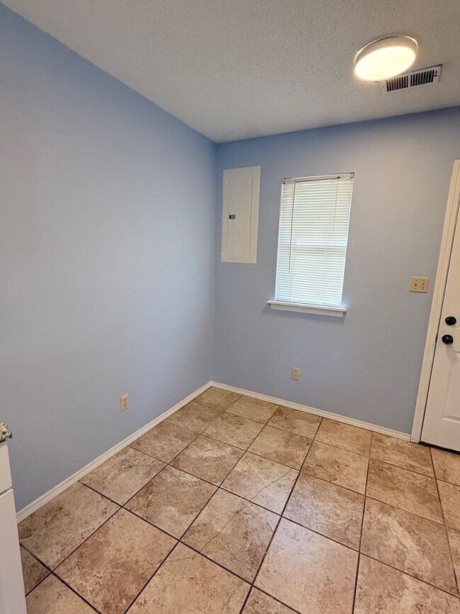 Foto del edificio - 2 Bedroom Duplex Near City Park – Alley Access & Off-Street Parking