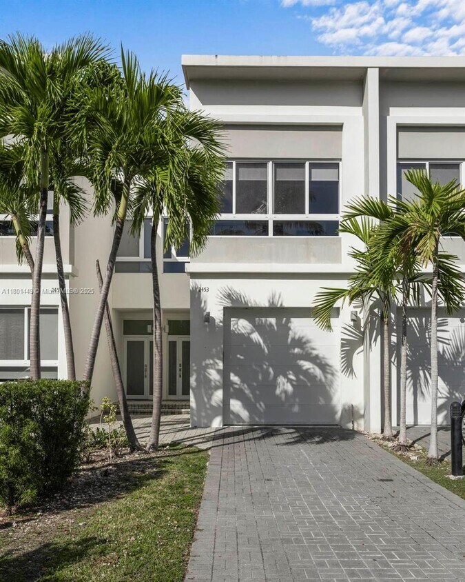 Foto principal - 2457 NE 135th St