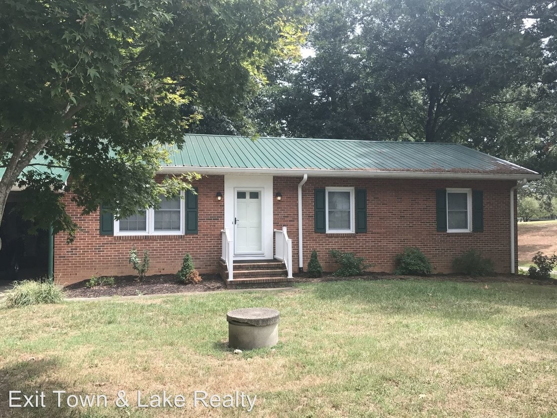 Primary Photo - 190 Tanglewood Dr