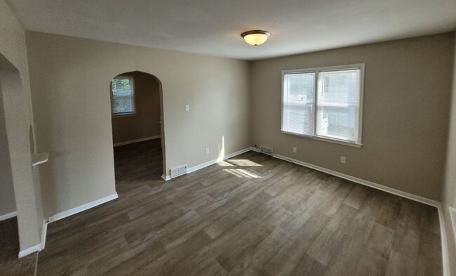 Foto del edificio - Two Bedroom with rear sun room bonus room,...