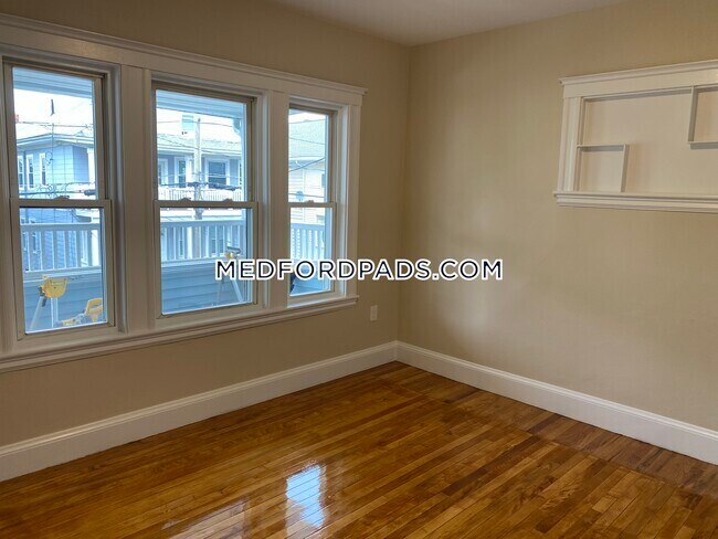 Foto del edificio - 74 Frederick Ave