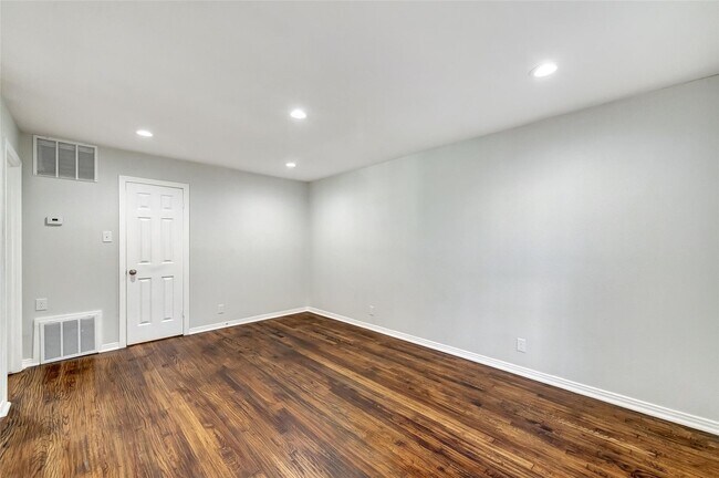 Building Photo - 1131 S Davis Dr