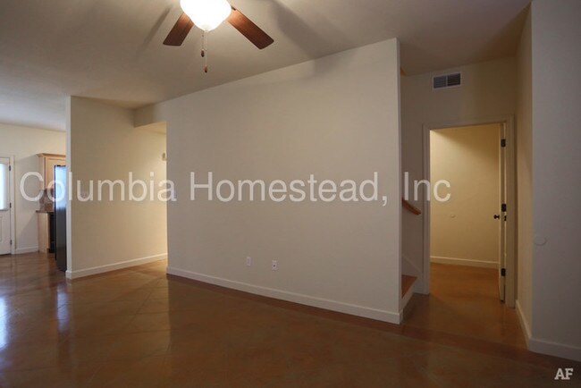 Building Photo - Great 4 Bedroom Duplex