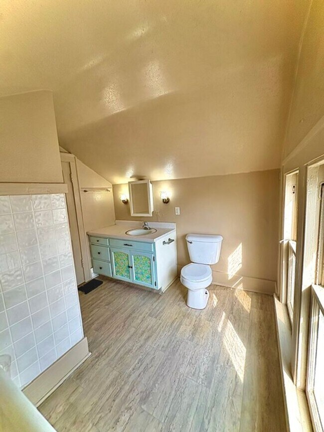 Foto del edificio - AVAILABLE NOW!