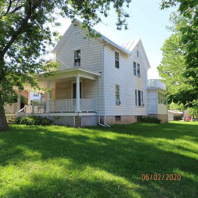Building Photo - 1024 E Burlington St