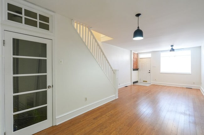 Building Photo - Charming 2BR in the Heart of East Passyunk — Steps to Philly's Best Dining!