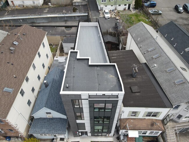 Foto del edificio - 66 Corbin Ave