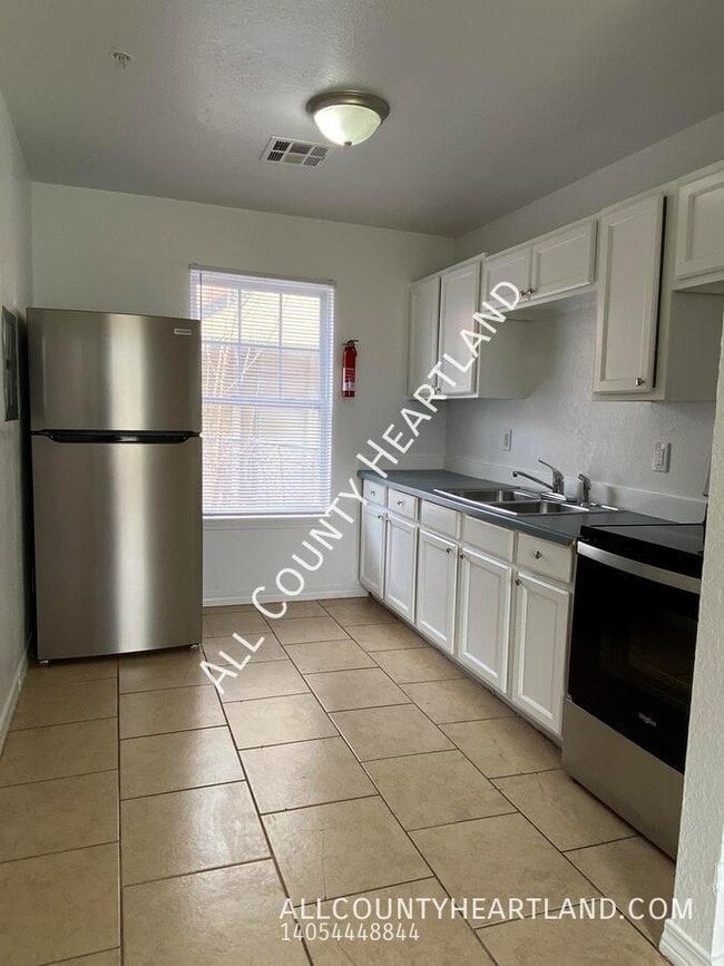 Building Photo - 944 SE 14th St