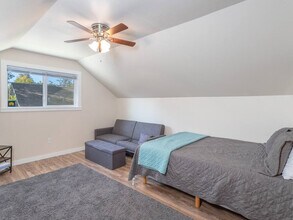 Building Photo - 1427 E Hays St