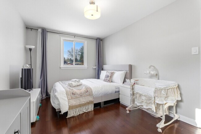 Building Photo - 3210 Lawrence Ave E