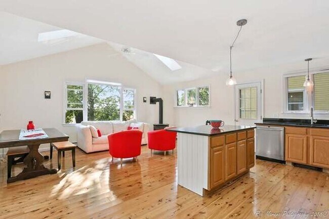 Building Photo - 2 Bed/1.5 Bath (Single Family)