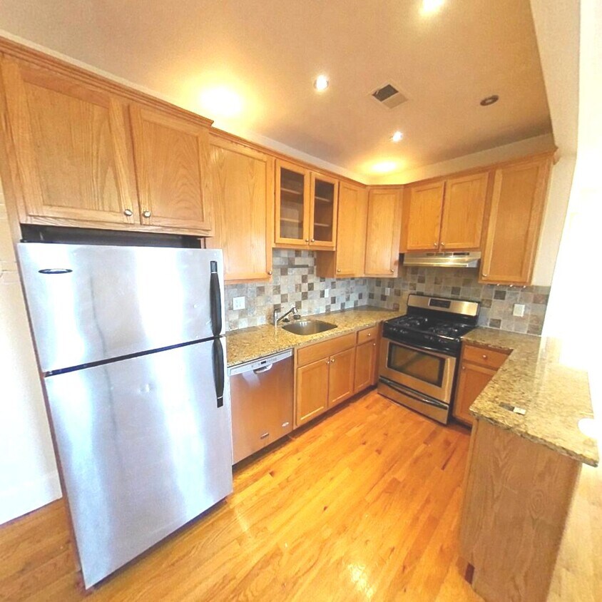 Primary Photo - 608 Bramhall Ave