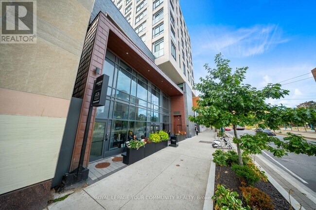Building Photo - 484-484 Spadina Ave.