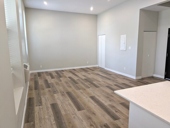 Building Photo - Beautifully Updated Studio Apartment in Downtown Sarnia!