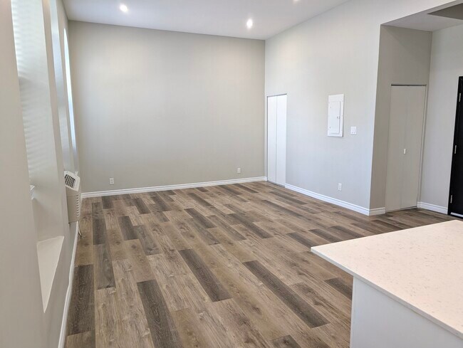 Photo du bâtiment - Beautifully Updated Studio Apartment in Downtown Sarnia!