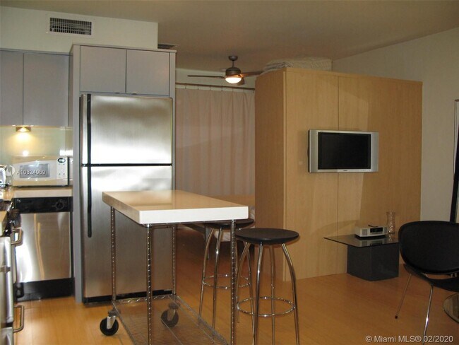 Building Photo - 1235  Meridian Ave 8 Miami Beach Fl 33139