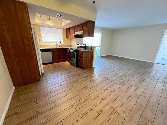 Foto del edificio - SPACIOUS 2bed/2bath CONDO ON FIRST FLOOR