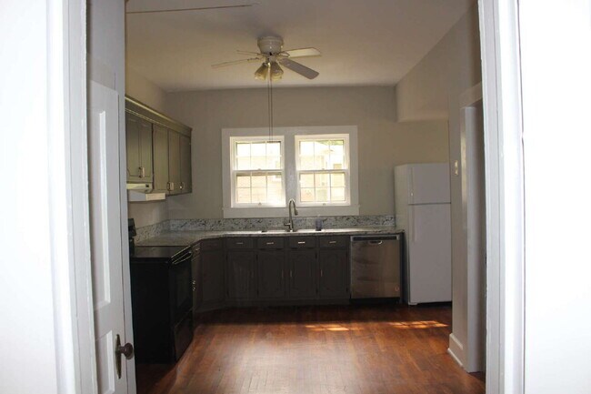 Foto del edificio - CHARMING HOUSE IN THE TOWN OF CLARKSVILLE VA.  MINUTES FROM SHOPPING AND ENTERTAINMENT.