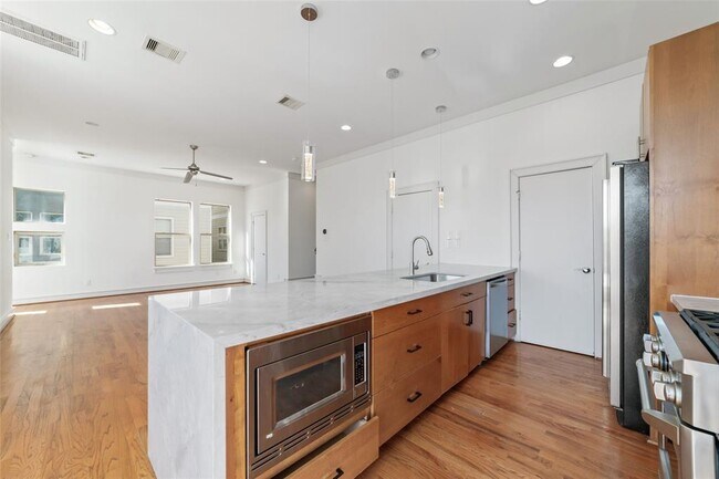Building Photo - 821 W 25th St